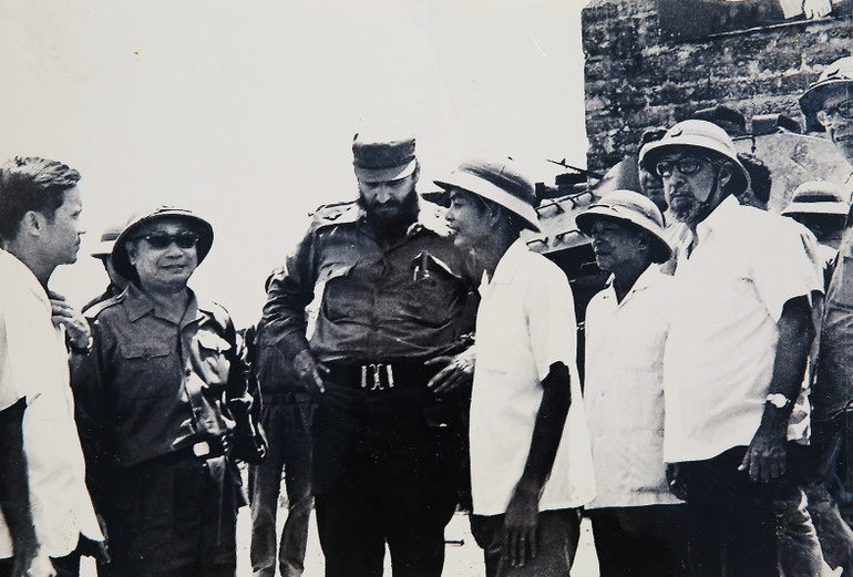 Chủ tịch Ủy ban nhân dân cách mạng Đông Hà Trần Phương Thạc giới thiệu với Chủ tịch Fidel Castro và các quan khách về chiến thắng 1972.