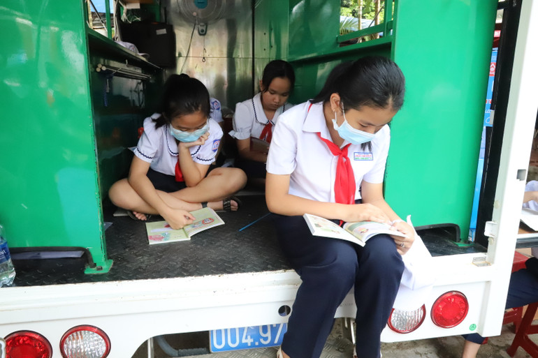 Xe ô-tô thư viện lưu động phục vụ việc đọc sách cho học sinh trên địa bàn thành phố Buôn Ma Thuột.
