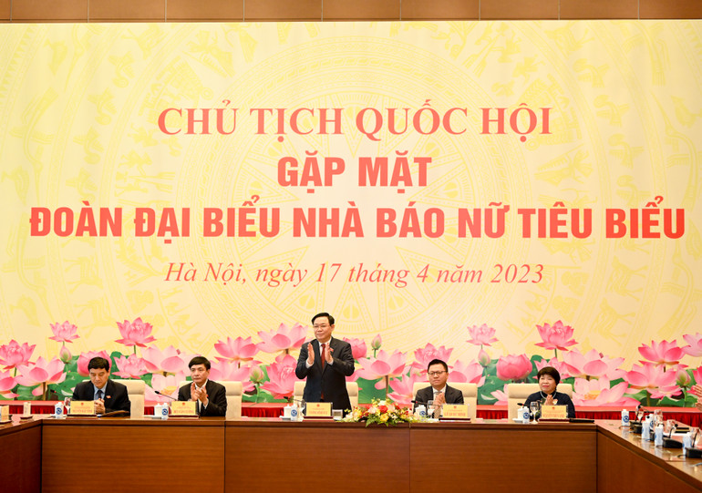 Chủ tịch Quốc hội Vương Đình Huệ cùng lãnh đạo Văn phòng Quốc hội, các Ủy ban của Quốc hội và Hội Nhà báo Việt Nam chủ trì cuộc gặp mặt.