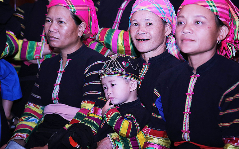 Đông đảo bà con dân tộc Lô Lô hân hoan tới dự buổi lễ.