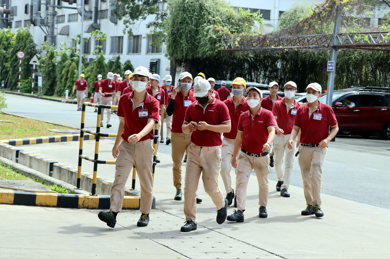 Sau khi tín hiệu báo giờ nghỉ trưa, công nhân, kỹ sư, chuyên gia nước ngoài từ các xưởng sản xuất đến nhà hàng để dùng bữa chính.