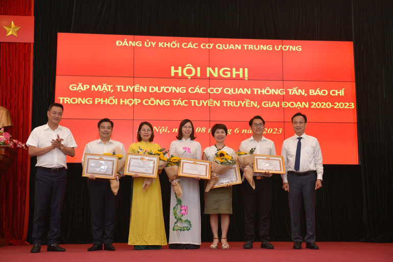 Ban Thường vụ Đảng ủy Khối tặng Bằng khen các cá nhân tiêu biểu.