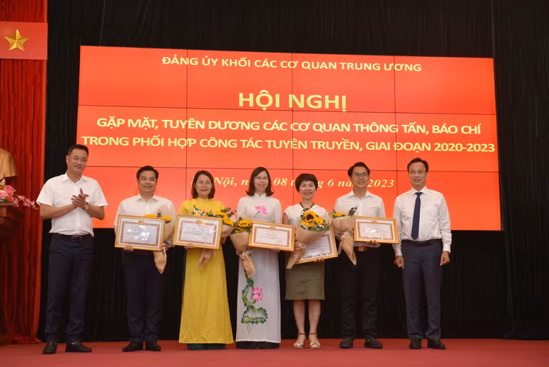 Ban Thường vụ Đảng ủy Khối tặng Bằng khen các cá nhân tiêu biểu.