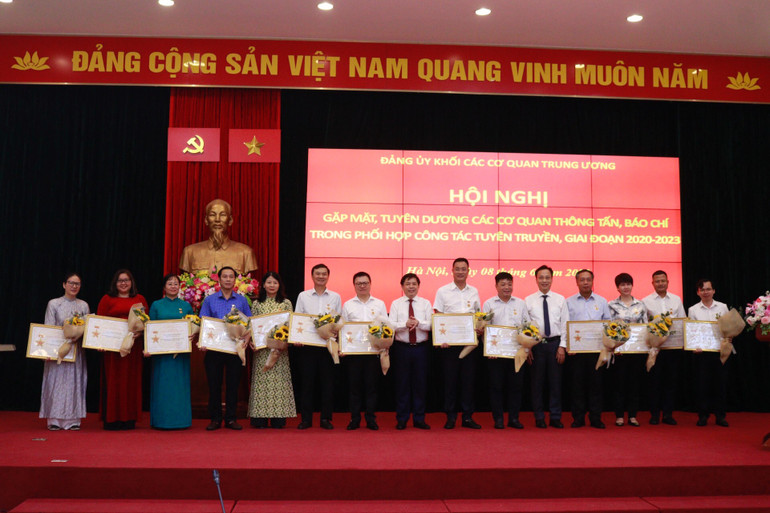 16 đồng chí lãnh đạo cơ quan báo chí, phóng viên, biên tập viên được trao Kỷ niệm chương.