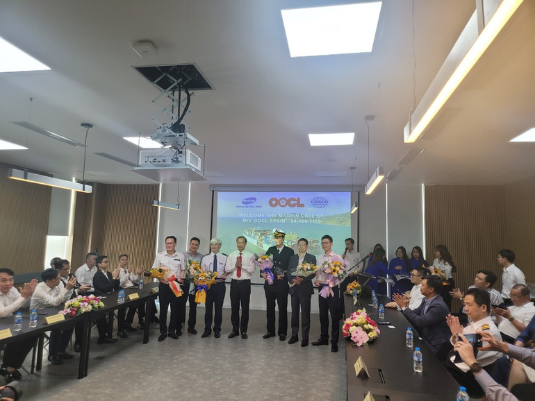 Chủ tịch UBND tỉnh Bà Rịa-Vũng Tàu tặng hoa chúc mừng.