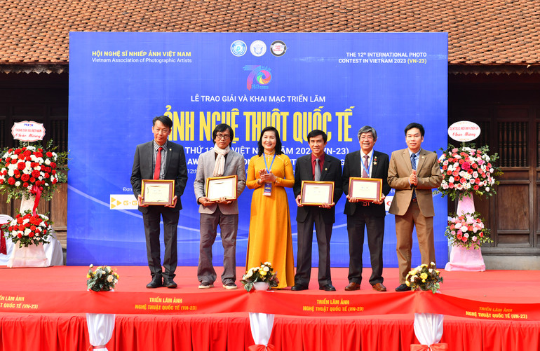 Lãnh đạo Hội Nghệ sĩ Nhiếp ảnh Việt Nam trao kỷ niệm chương tặng các thành viên Ban giám khảo cuộc thi.