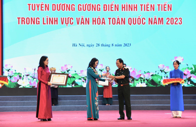 Phó Chủ nhiệm Tổng cục Chính trị Quân đội Nhân dân Việt Nam Trịnh Văn Quyết, Thứ trưởng Văn hóa, Thể thao và Du lịch Trịnh Thị Thủy trao Bằng khen, biểu trưng cho các điển hình tiên tiến.