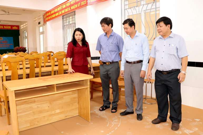 Việc lắp máy lạnh chỉ được thực hiện tại các lớp học, riêng hội trường và các phòng chức năng khác vẫn phải chịu cảnh bụi đất đỏ phủ kín.