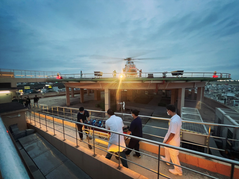 Bệnh nhân nhanh chóng được ê-kíp y, bác sĩ đưa vào Khoa Cấp cứu.