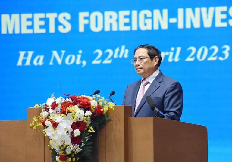 Thủ tướng nhấn mạnh, nếu chúng ta tin cậy, chân thành, chia sẻ, trách nhiệm, lắng nghe, thấu hiểu và đồng hành cùng nhau thì mọi vướng mắc đều có thể được tháo gỡ, mọi thách thức đều có thể vượt qua, mang lại lợi ích cho nhà đầu tư, cho người dân, cho Việt Nam. Thủ tướng nhấn mạnh, nếu chúng ta tin cậy, chân thành, chia sẻ, trách nhiệm, lắng nghe, thấu hiểu và đồng hành cùng nhau thì mọi vướng mắc đều có thể được tháo gỡ, mọi thách thức đều có thể vượt qua, mang lại lợi ích cho nhà đầu tư, cho người dân, cho Việt Nam.