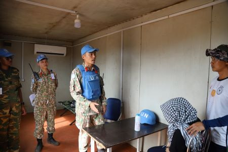 Đại diện Đội Công binh Việt Nam mời người dân vào để tiến hành đàm phán, xác minh vụ việc.