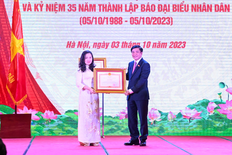 Tổng Thư ký, Chủ nhiệm Văn phòng Quốc hội Bùi Văn Cường trao bằng khen của Thủ tướng Chính phủ cho Tổng Biên tập Báo Đại biểu Nhân dân.