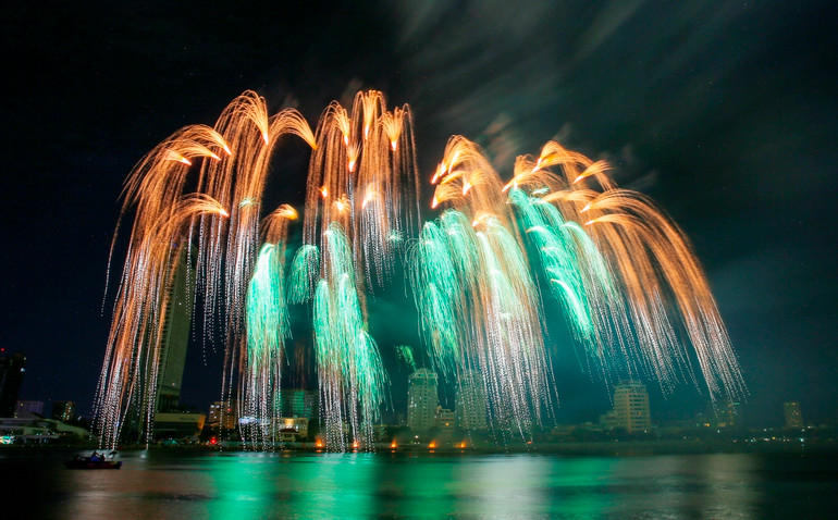 Màn trình diễn pháo hoa của 2 đội Việt Nam và Phần Lan trong đêm khai mạc.