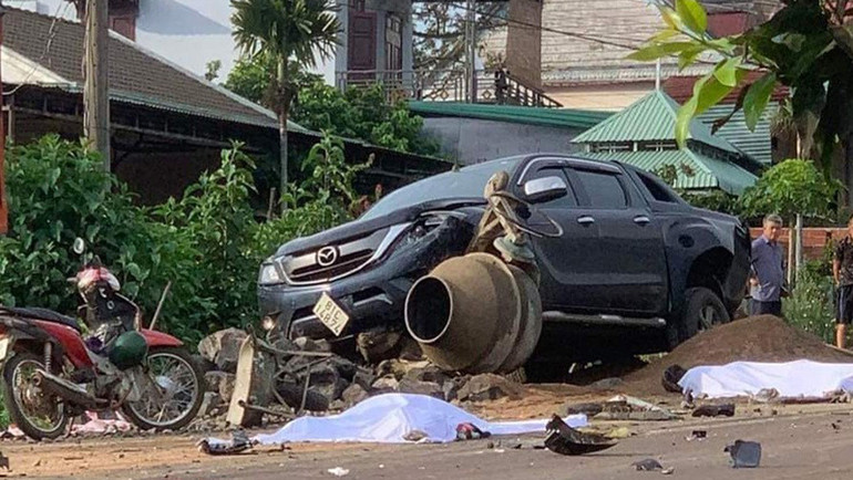 Xe bán tải biển số 81C-148.74 đậu ven đường, bị tông vào đằng sau.