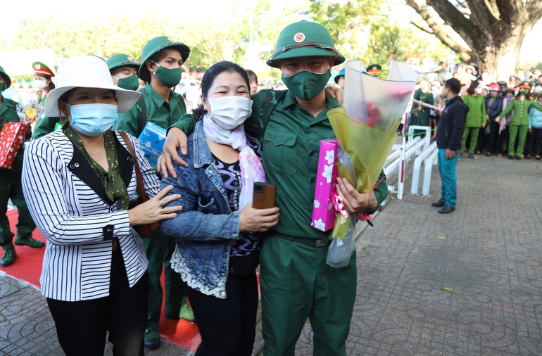 Các tân binh thành phố Buôn Ma Thuột chia tay với người thân lên đường tòng quân bảo vệ Tổ quốc.