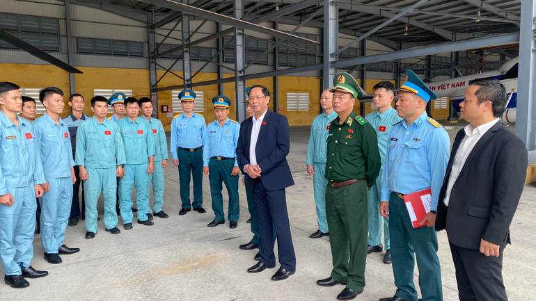 Phó Chủ tịch Quốc hội Trần Quang Phương thăm và kiểm tra hoạt động sẵn sàng chiến đấu tại Trung đoàn 930, Sư đoàn không quân 372.