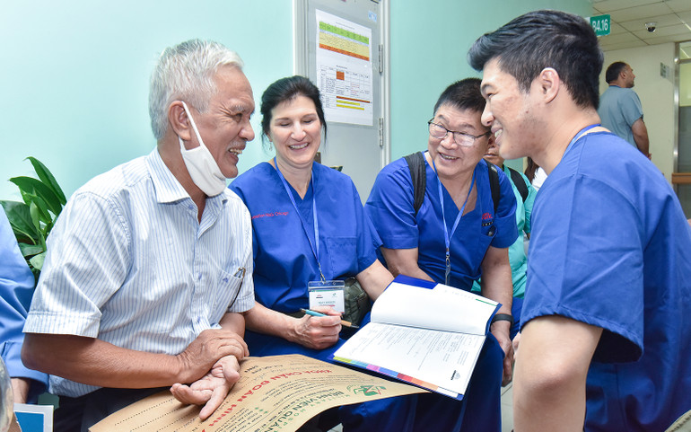 Các bác sĩ đang tiến hành khám cho các bệnh nhân có hoàn cảnh khó khăn.