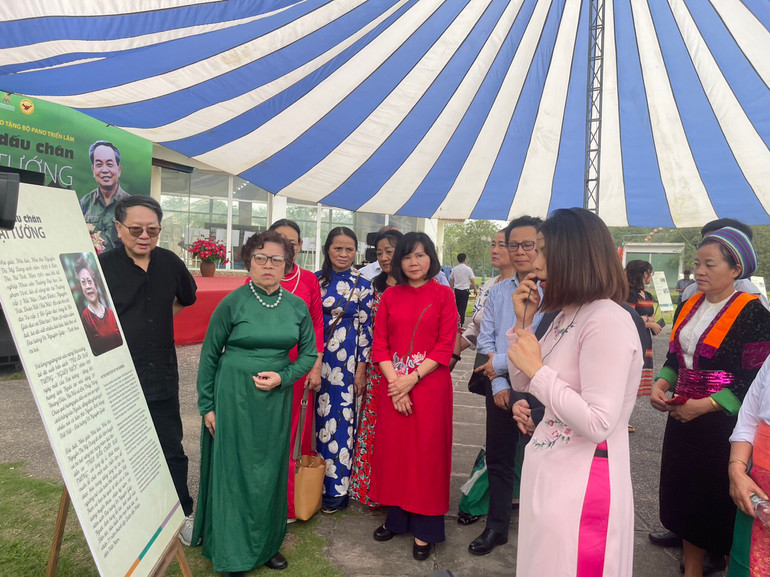 Giới thiệu về tác giả và triển lãm.