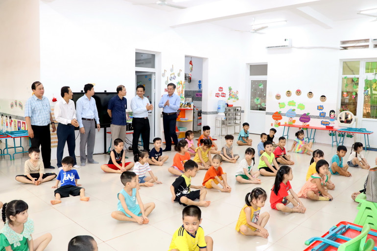 Một phòng học đã hoàn thành việc lắp máy lạnh, tấm chắn bụi phục vụ việc học của các cháu mầm non.