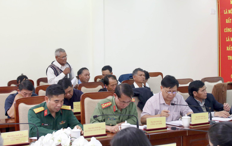 Đại biểu đồng bào dân tộc thiểu số phát biểu ý kiến tại hội nghị.