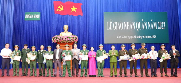 Lãnh đạo huyện Ia H’Drai tặng Giấy khen, quà động viên các tân binh.