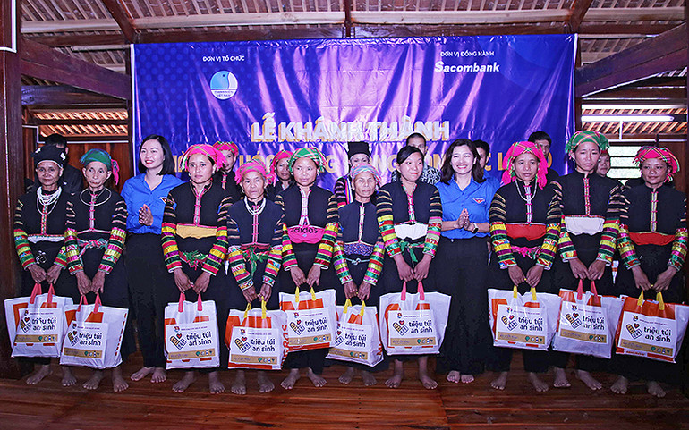 Ban Tổ chức trao quà tặng đồng bào tới tham dự Lễ khánh thành Nhà văn hóa cộng đồng dân tộc Lô Lô.