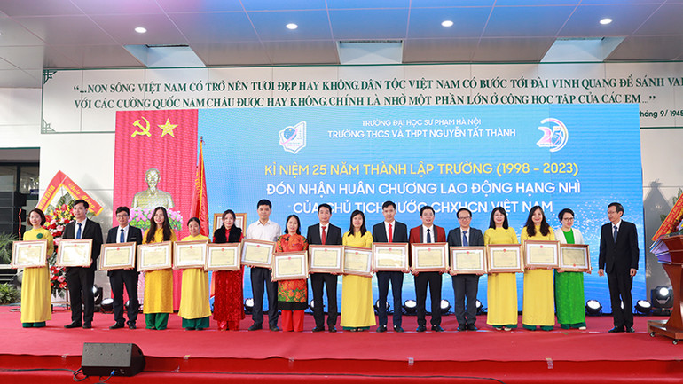 Tuyên dương các thầy giáo, cô giáo đã có nhiều đóng góp cho Trường Trung học cơ sở và Trung học phổ thông Nguyễn Tất Thành suốt 25 năm qua.