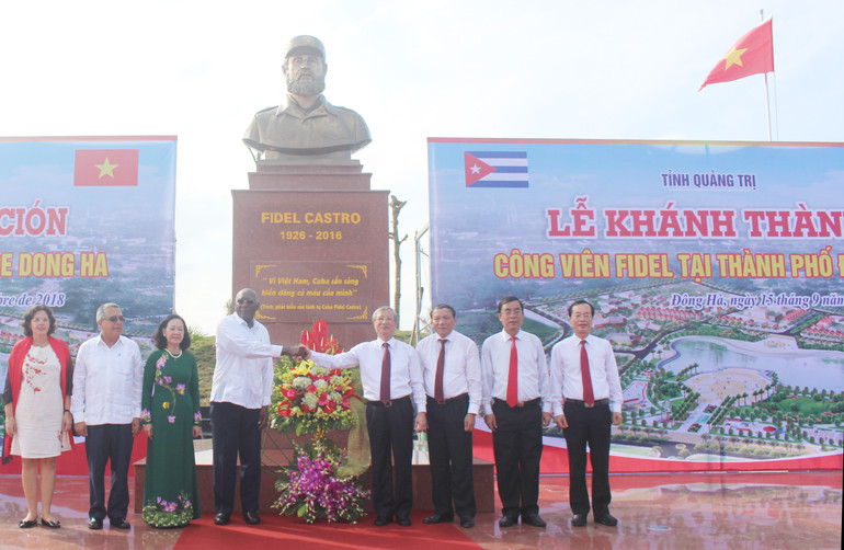 Bắt tay nồng ấm thể hiện Đảng và Nhà nước Việt Nam-Cuba luôn đoàn kết khăng khít bên nhau. (Ảnh: LÂM QUANG HUY) Bắt tay nồng ấm thể hiện Đảng và Nhà nước Việt Nam-Cuba luôn đoàn kết khăng khít bên nhau. (Ảnh: LÂM QUANG HUY)