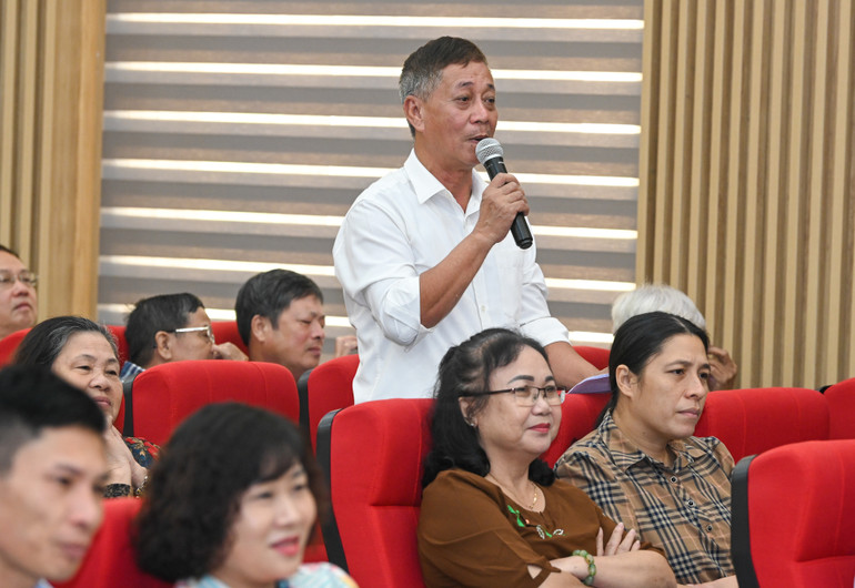 Cử tri Trần Văn Hợp (phường Hải Sơn) tham gia ý kiến về Luật Thủy sản. Cử tri Trần Văn Hợp (phường Hải Sơn) tham gia ý kiến về Luật Thủy sản.