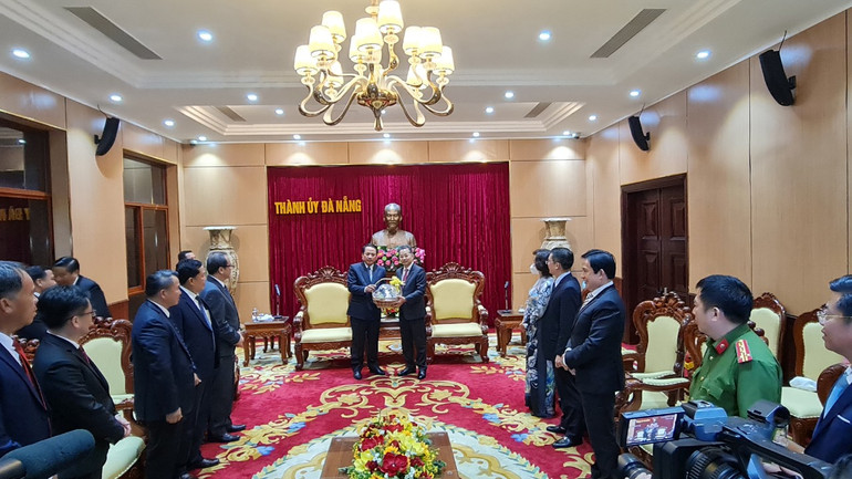 Bí thư Thành ủy Đà Nẵng tặng sản phẩm nông nghiệp OCOP cho Đoàn đại biểu cấp cao tỉnh Savanakhet.