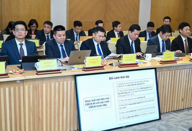 Báo cáo về kết quả Chuyển đổi số của Việt Nam do Thứ trưởng Nguyễn Huy Dũng trình bày.