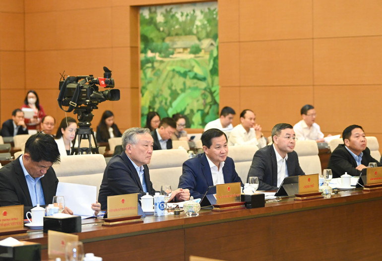 Chánh án Tòa án nhân dân tối cao Nguyễn Hòa Bình, Phó Thủ tướng Chính phủ Lê Minh Khái và các đại biểu dự phiên họp. Chánh án Tòa án nhân dân tối cao Nguyễn Hòa Bình, Phó Thủ tướng Chính phủ Lê Minh Khái và các đại biểu dự phiên họp.