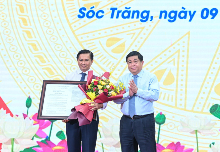 Bộ trưởng Kế hoạch và Đầu tư Nguyễn Chí Dũng trao Quyết định của Thủ tướng Chính phủ phê duyệt Quy hoạch tỉnh Sóc Trăng thời kỳ 2021-2030, tầm nhìn đến năm 2050 cho tỉnh Sóc Trăng.