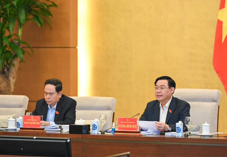 Chủ tịch Quốc hội Vương Đình Huệ phát biểu ý kiến tại cuộc họp.