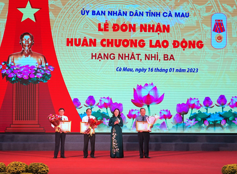 Phó Chủ tịch nước Võ Thị Ánh Xuân trao Huân chương Lao động hạng Nhì tại buổi họp mặt. Phó Chủ tịch nước Võ Thị Ánh Xuân trao Huân chương Lao động hạng Nhì tại buổi họp mặt.