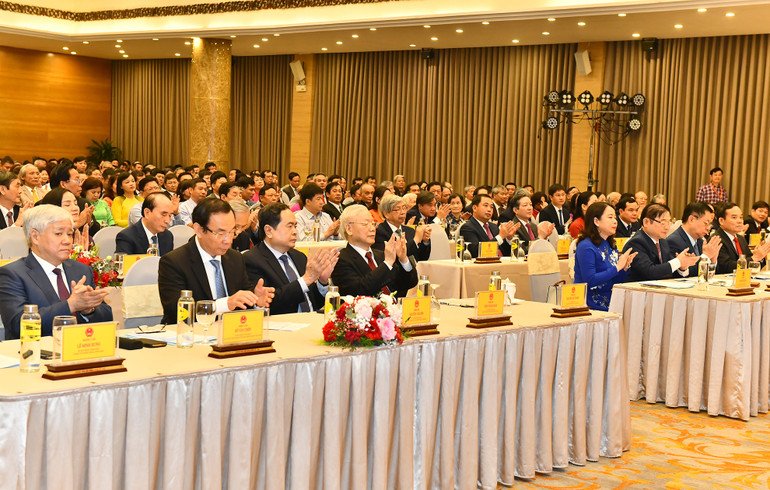 Tổng Bí thư Nguyễn Phú Trọng, các đồng chí Lãnh đạo Đảng, Nhà nước và các đại biểu dự Lễ kỷ niệm.