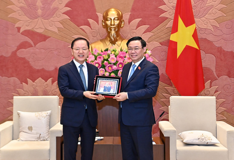 Chủ tịch Quốc hội Vương Đình Huệ tặng quà lưu niệm cho Tổng Giám đốc Tập đoàn Samsung Electronics Park Hark Kyu. Chủ tịch Quốc hội Vương Đình Huệ tặng quà lưu niệm cho Tổng Giám đốc Tập đoàn Samsung Electronics Park Hark Kyu.