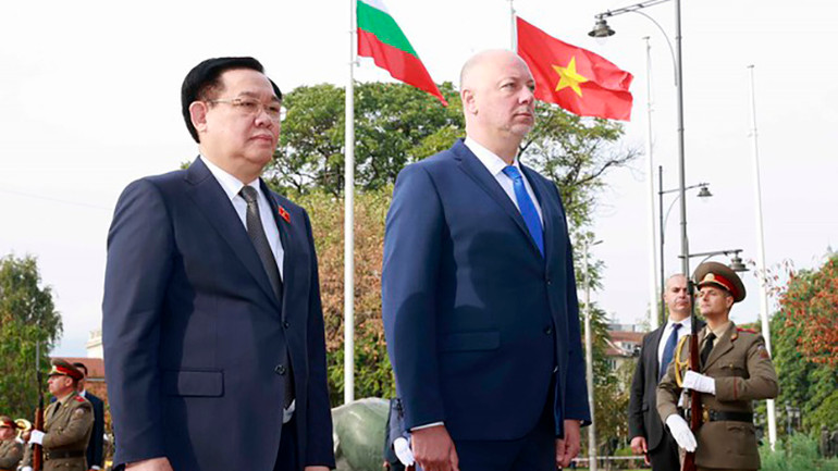 Chủ tịch Quốc hội Vương Đình Huệ cùng Chủ tịch Quốc hội Bulgaria Rosen Zhelyazk đến đặt hoa tại Tượng đài Chiến sĩ vô danh ở Thủ đô Sofia. (Ảnh: TTXVN)