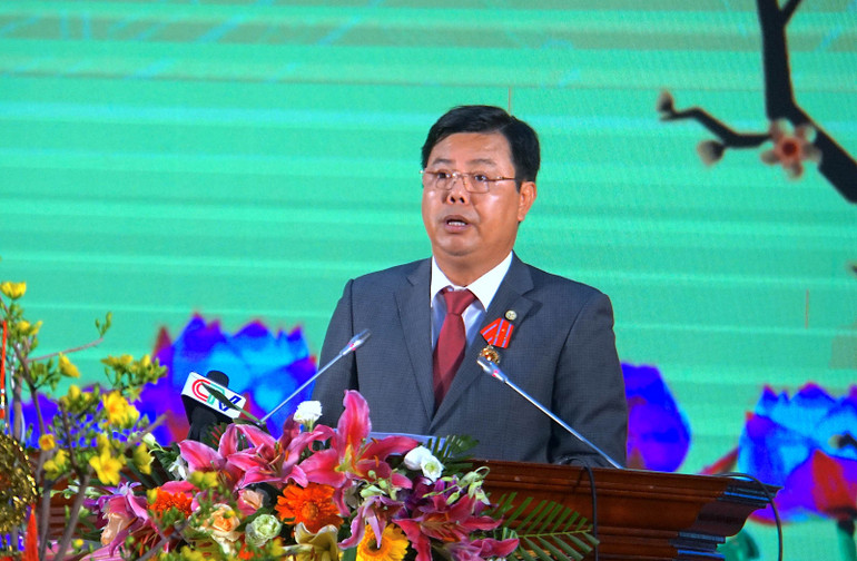 Bí thư Tỉnh ủy Cà Mau Nguyễn Tiến Hải đọc diễn văn tại buổi họp mặt. Bí thư Tỉnh ủy Cà Mau Nguyễn Tiến Hải đọc diễn văn tại buổi họp mặt.