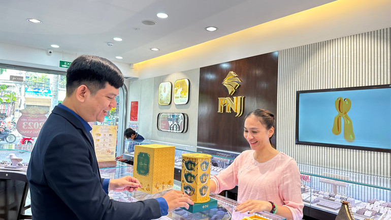 Khách hàng lựa chọn set vàng 12 miếng đặc biệt lấy cảm hứng từ 12 linh vật biểu trưng cho sự may mắn, phú quý tài lộc.