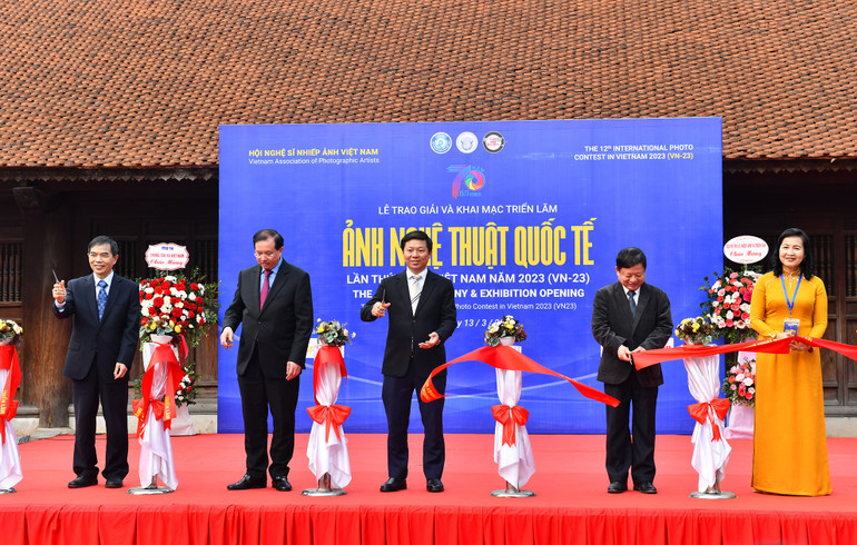 Các đại biểu cắt băng khai mạc Triển lãm Cuộc thi Ảnh nghệ thuật Quốc tế lần thứ 12 năm 2023 (VN-23).
