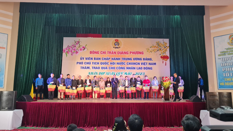 Phó Chủ tịch Quốc hội Trần Quang Phương trao quà tết cho công nhân nghèo.