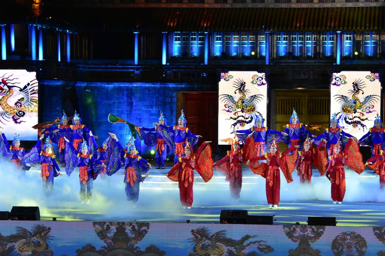 Múa cung đình Phụng Vũ.