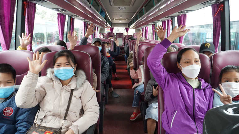 Lên xe sẵn sàng khởi hành.