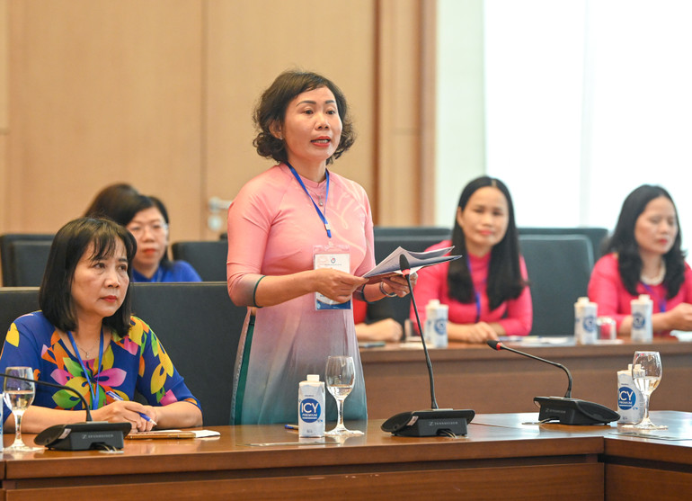 Nhà báo Trần Thị Kiều Hoành, Câu lạc bộ Nhà báo nữ tỉnh Quảng Ngãi phát biểu tại cuộc gặp mặt.