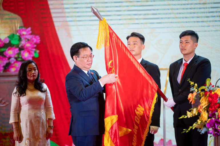 Chủ tịch Quốc hội Vương Đình Huệ gắn Huân chương lên cờ truyền thống của Báo Đại biểu Nhân dân.