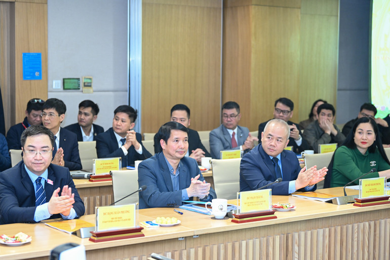 Các đại biểu dự buổi làm việc.