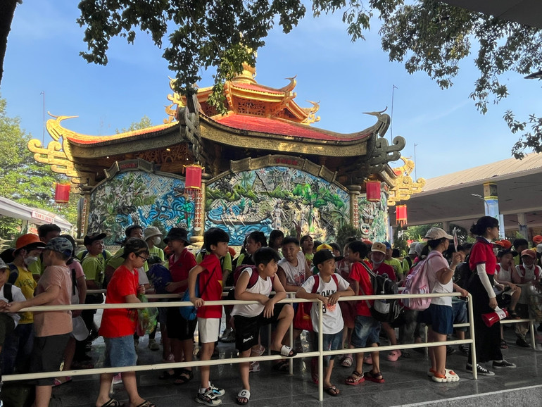 Du khách xếp hàng vào tham quan tại Du lịch văn hóa Suối Tiên trong ngày 30/12. (Ảnh: Mạnh Hảo) Du khách xếp hàng vào tham quan tại Du lịch văn hóa Suối Tiên trong ngày 30/12. (Ảnh: Mạnh Hảo)