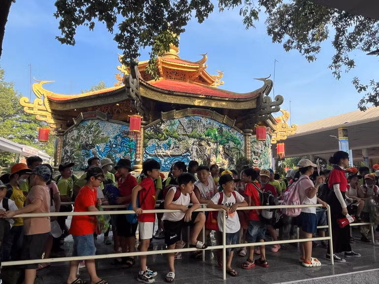 Du khách xếp hàng vào tham quan tại Du lịch văn hóa Suối Tiên trong ngày 30/12. (Ảnh: Mạnh Hảo)