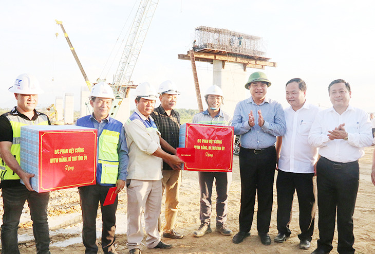 Bí thư Tỉnh ủy Phan Việt Cường (người đội mũ cối bộ đội) tặng quà, động viên các đơn vị thi công cầu An Bình (bắc qua sông Vu Gia).